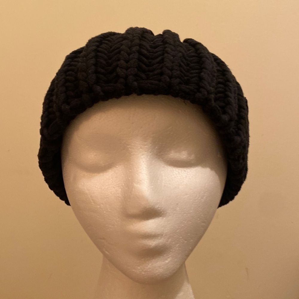 KATE SPADE SATURDAY BLACK KNIT HAT .